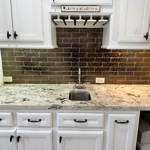 Marble countertops on the edge of the kitchen